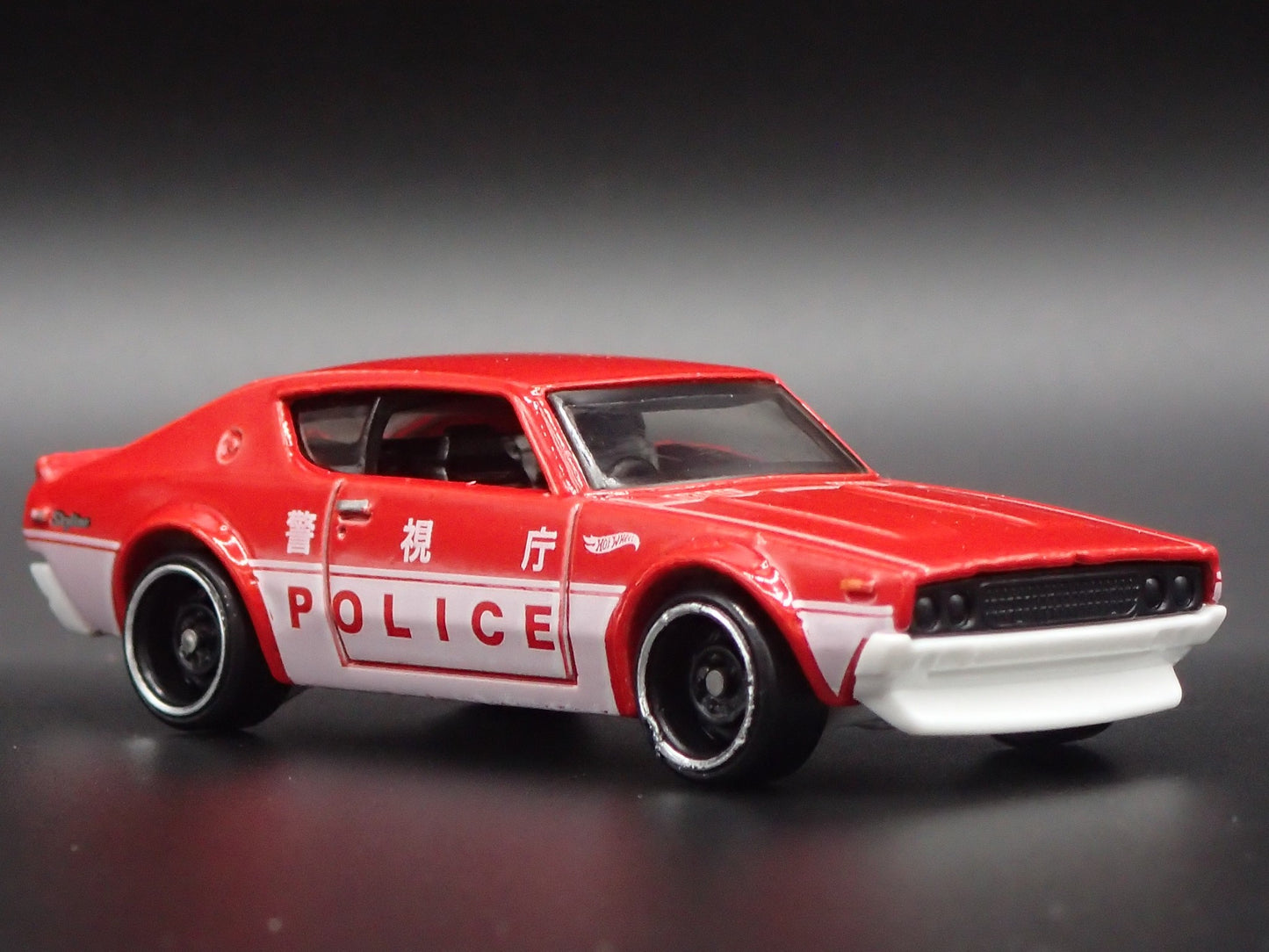 1972-1973 NISSAN SKYLINE 2000 GTR POLICE 1:64 SCALE DIORAMA DIECAST MODEL CAR