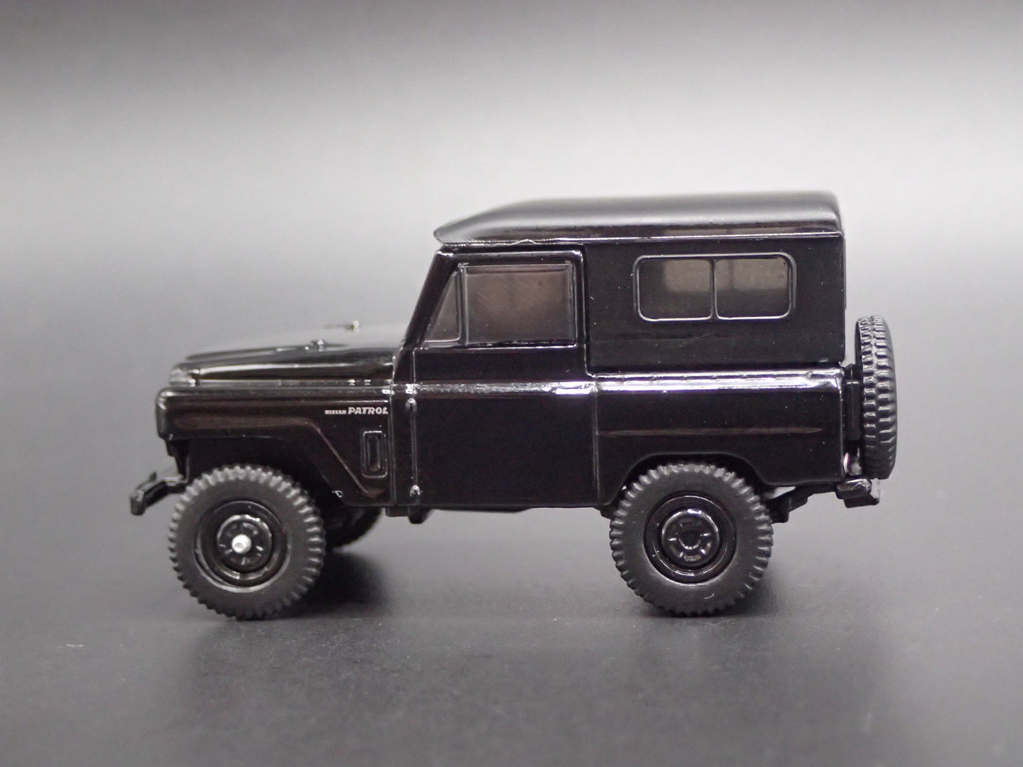 1960-1980 NISSAN PATROL SUV TRUCK BLACK 1:64 SCALE DIORAMA DIECAST MODEL CAR