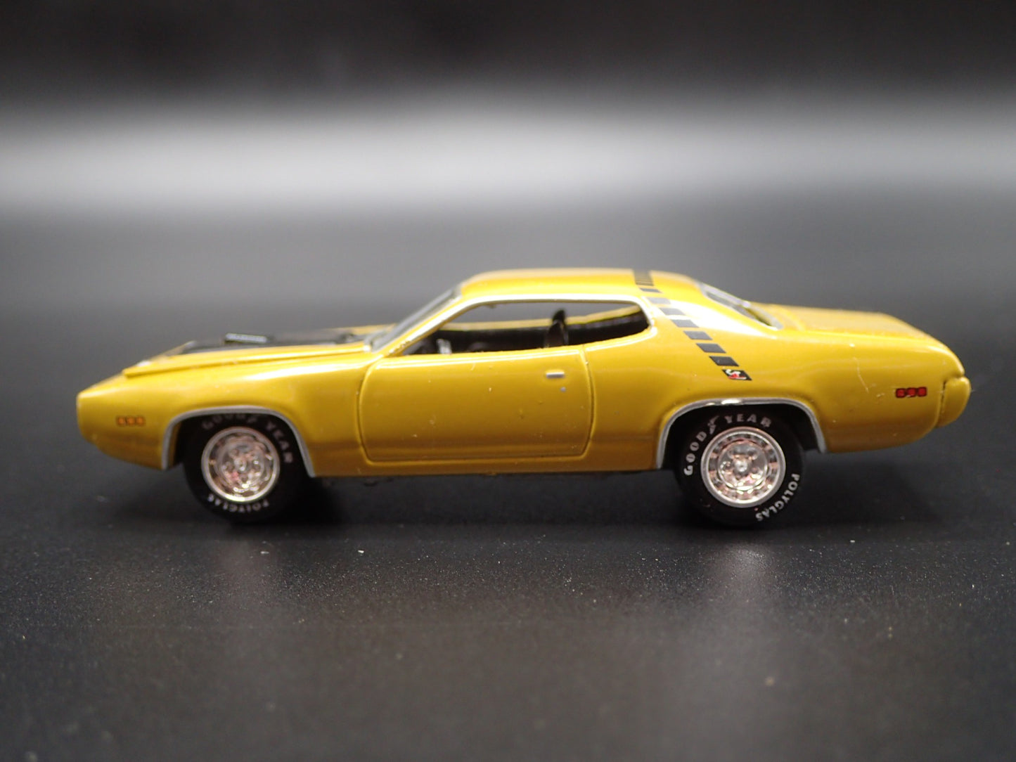 1971 71 PLYMOUTH ROAD RUNNER 1/64 SCALE COLLECTIBLE DIORAMA DIECAST MODEL CAR