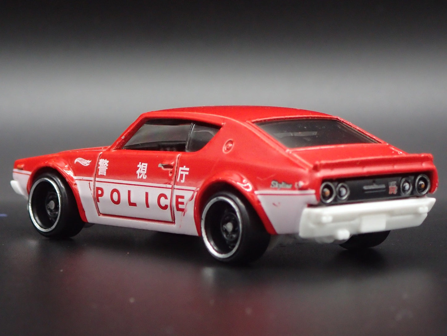 1972-1973 NISSAN SKYLINE 2000 GTR POLICE 1:64 SCALE DIORAMA DIECAST MODEL CAR