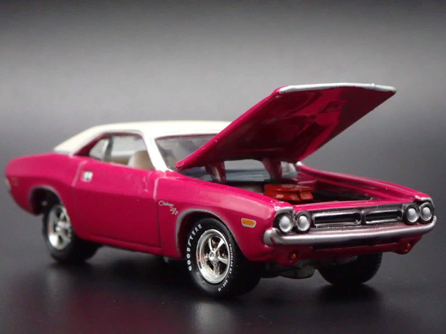 1971 71 DODGE CHALLENGER RT 1/64 SCALE COLLECTIBLE DIORAMA DIECAST MODEL CAR