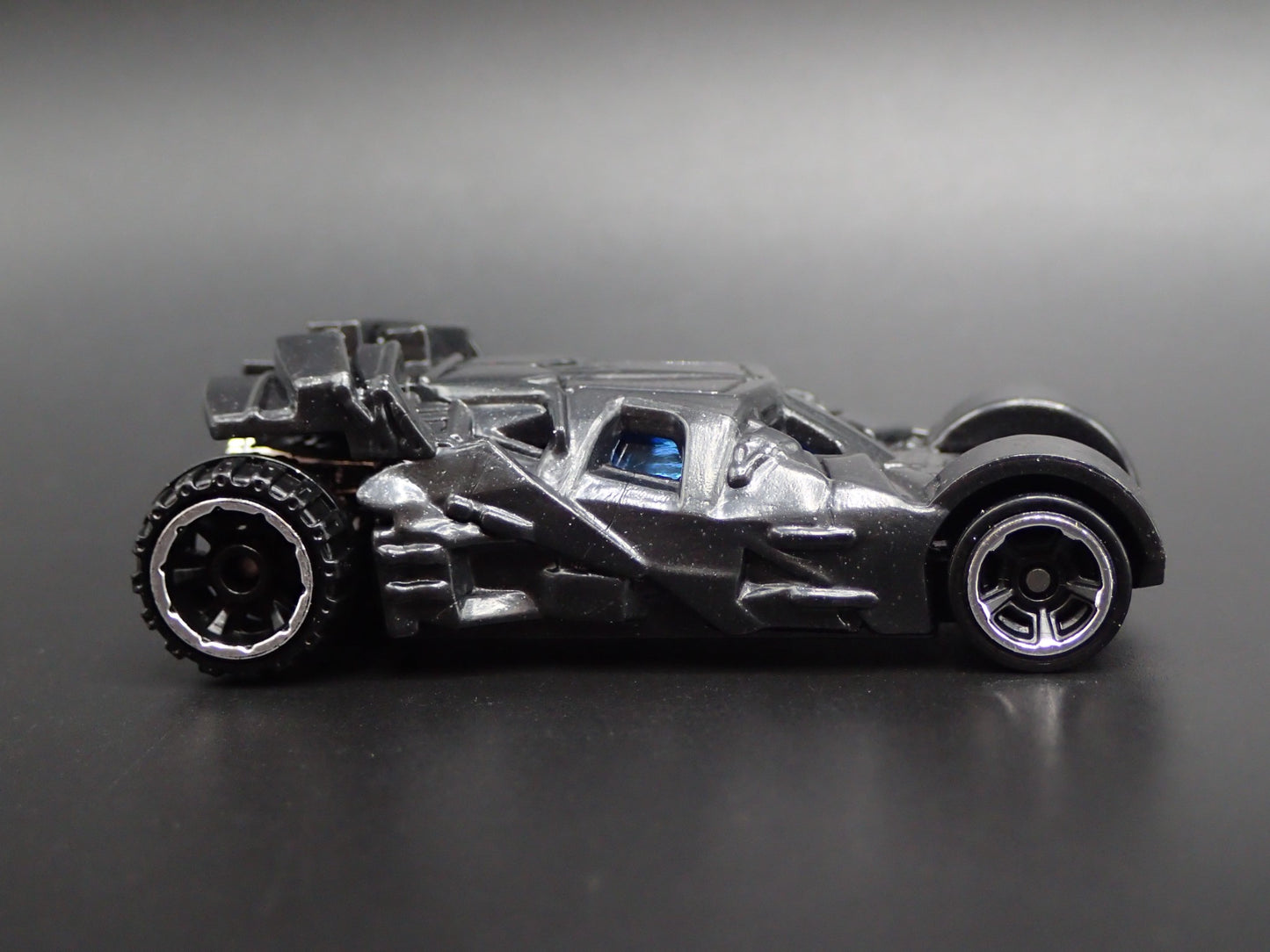 BATMAN BATMOBILE THE TUMBLER BATMAN BEGINS 1:64 SCALE DIORAMA DIECAST MODEL CAR