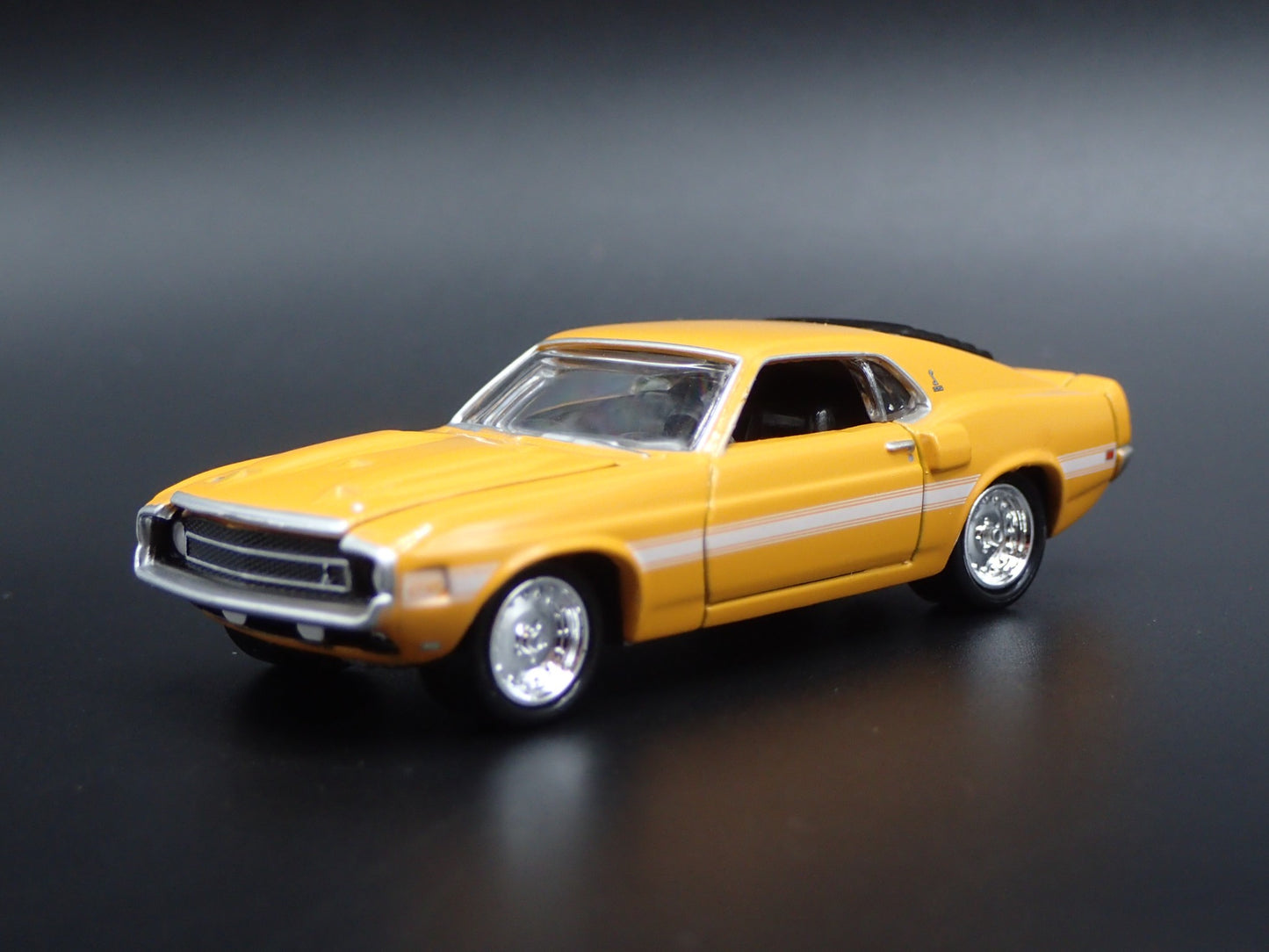 1969 69 FORD MUSTANG SHELBY GT500 COUPE 1/64 SCALE DIORAMA DIECAST MODEL CAR