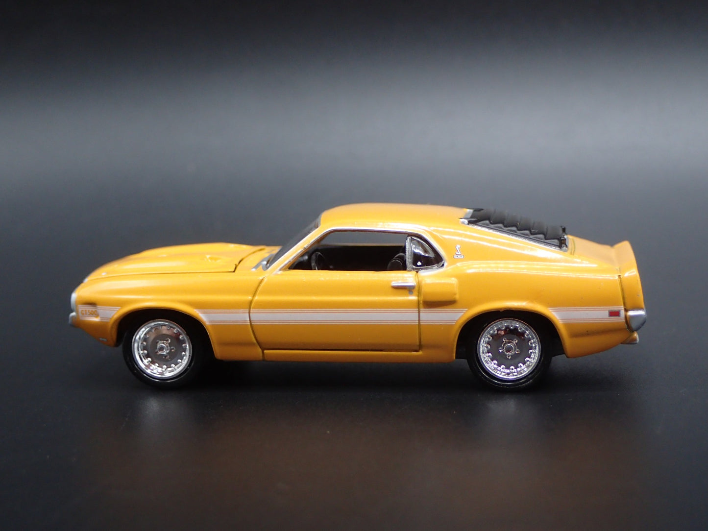 1969 69 FORD MUSTANG SHELBY GT500 COUPE 1/64 SCALE DIORAMA DIECAST MODEL CAR