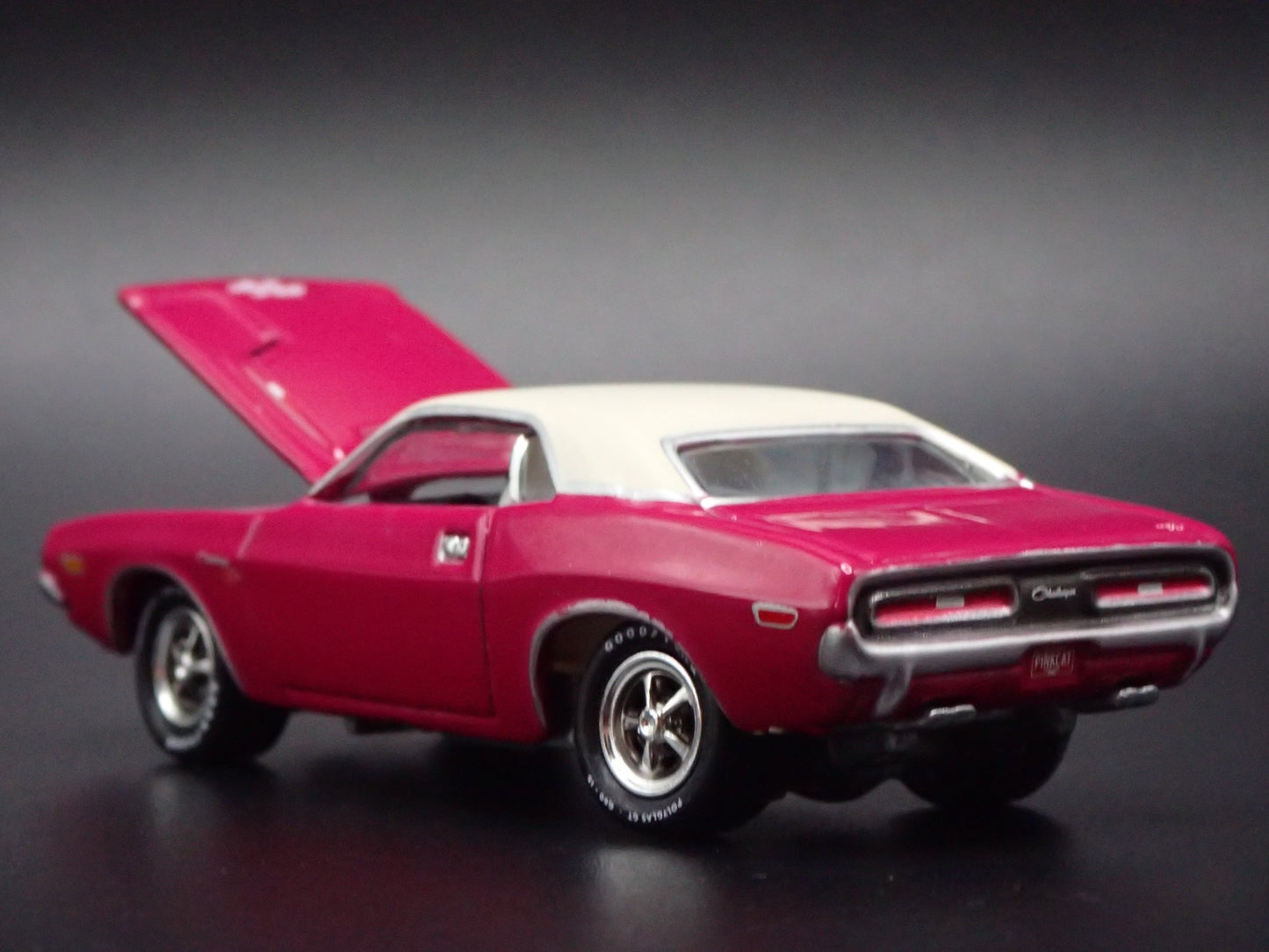 1971 71 DODGE CHALLENGER RT 1/64 SCALE COLLECTIBLE DIORAMA DIECAST MODEL CAR