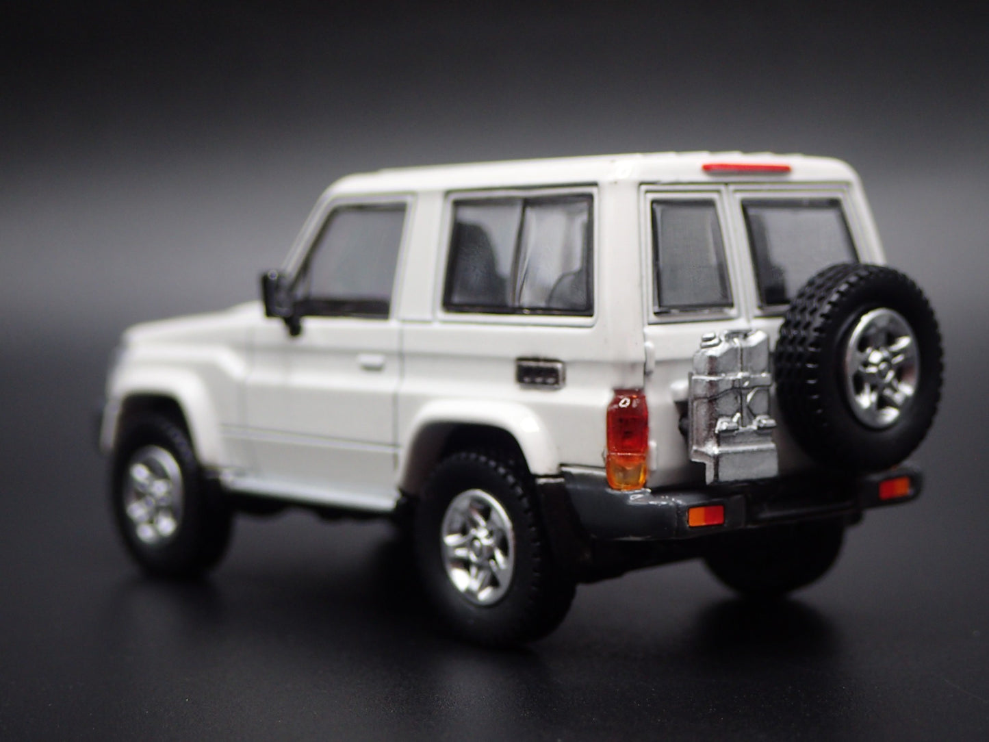 TOYOTA LAND CRUISER 70 SERIES 1/64 SCALE COLLECTIBLE DIORAMA DIECAST MODEL CAR