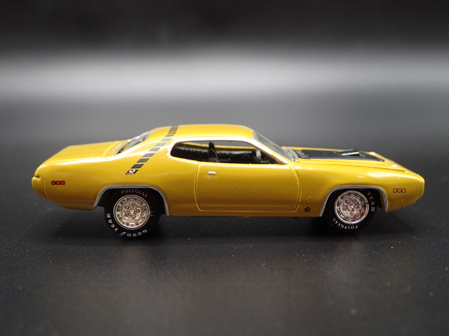 1971 71 PLYMOUTH ROAD RUNNER 1/64 SCALE COLLECTIBLE DIORAMA DIECAST MODEL CAR