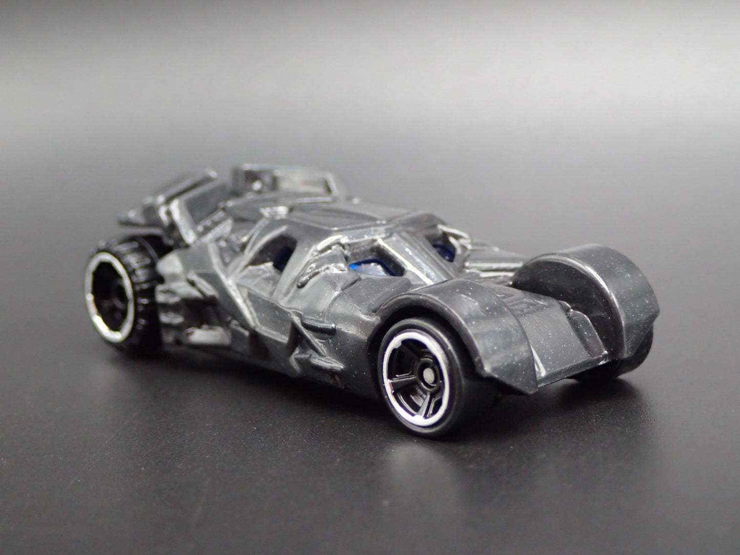 BATMAN BATMOBILE THE TUMBLER BATMAN BEGINS 1:64 SCALE DIORAMA DIECAST MODEL CAR