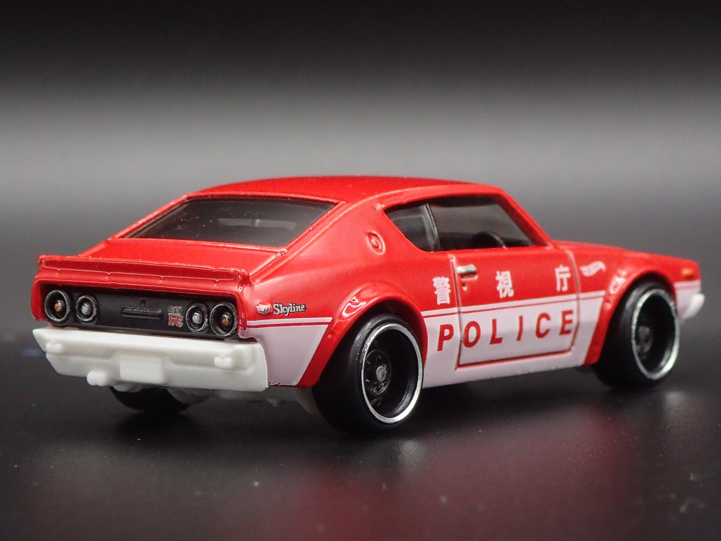 1972-1973 NISSAN SKYLINE 2000 GTR POLICE 1:64 SCALE DIORAMA DIECAST MODEL CAR