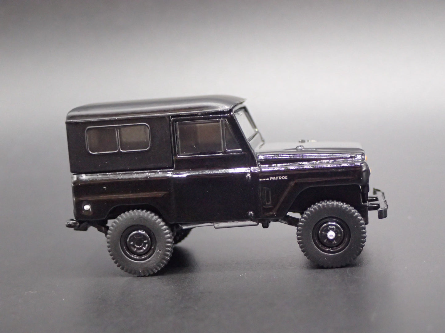 1960-1980 NISSAN PATROL SUV TRUCK BLACK 1:64 SCALE DIORAMA DIECAST MODEL CAR