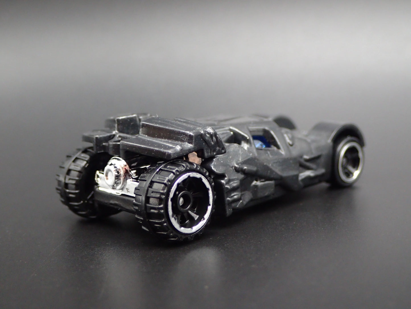 BATMAN BATMOBILE THE TUMBLER BATMAN BEGINS 1:64 SCALE DIORAMA DIECAST MODEL CAR