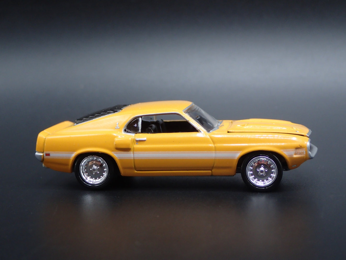 1969 69 FORD MUSTANG SHELBY GT500 COUPE 1/64 SCALE DIORAMA DIECAST MODEL CAR