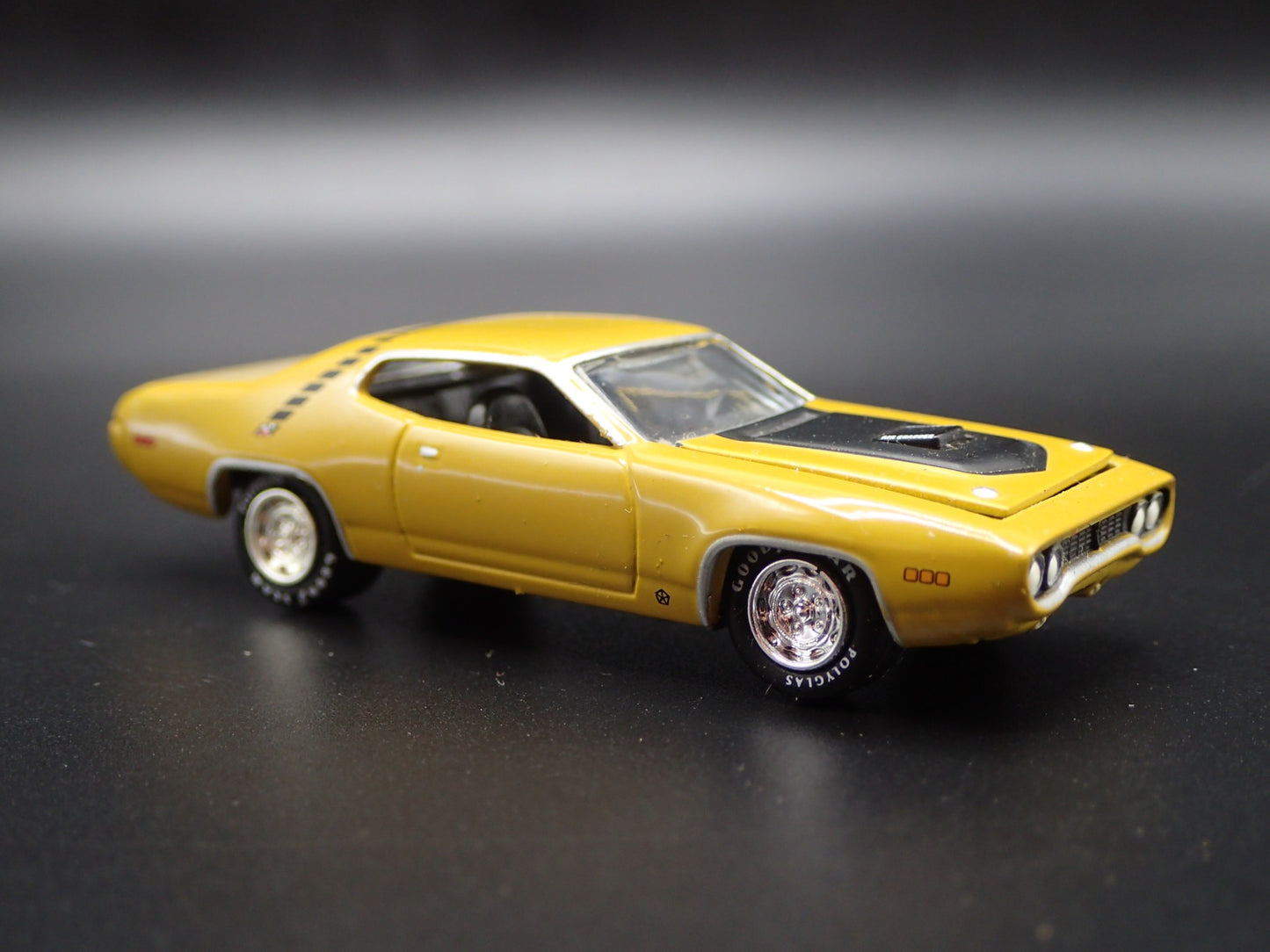 1971 71 PLYMOUTH ROAD RUNNER 1/64 SCALE COLLECTIBLE DIORAMA DIECAST MODEL CAR