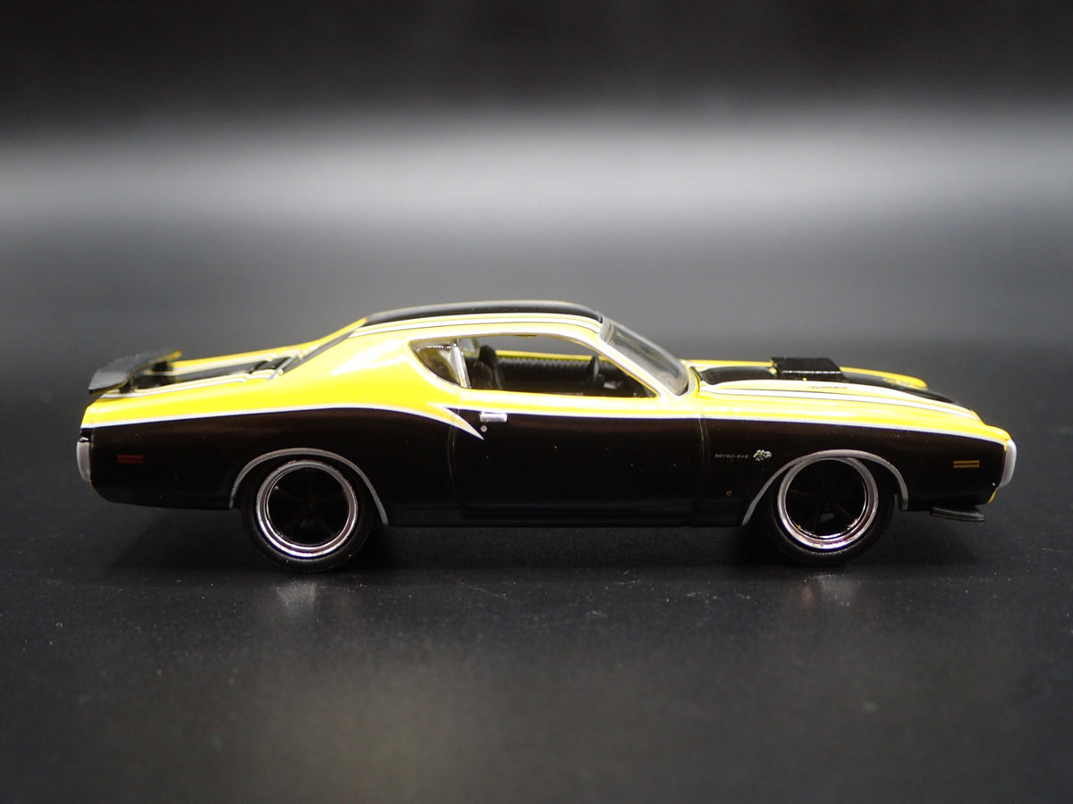 1971 71 DODGE CHARGER SUPER BEE 1:64 SCALE COLLECTIBLE DIORAMA DIECAST MODEL CAR-Burning Rubber Toy Company