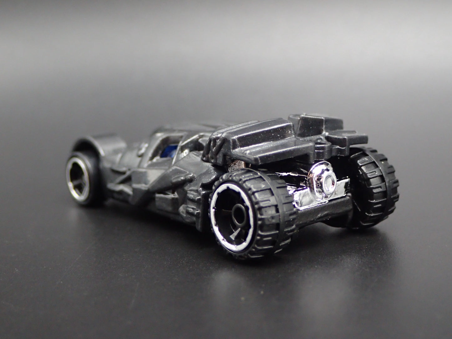 BATMAN BATMOBILE THE TUMBLER BATMAN BEGINS 1:64 SCALE DIORAMA DIECAST MODEL CAR