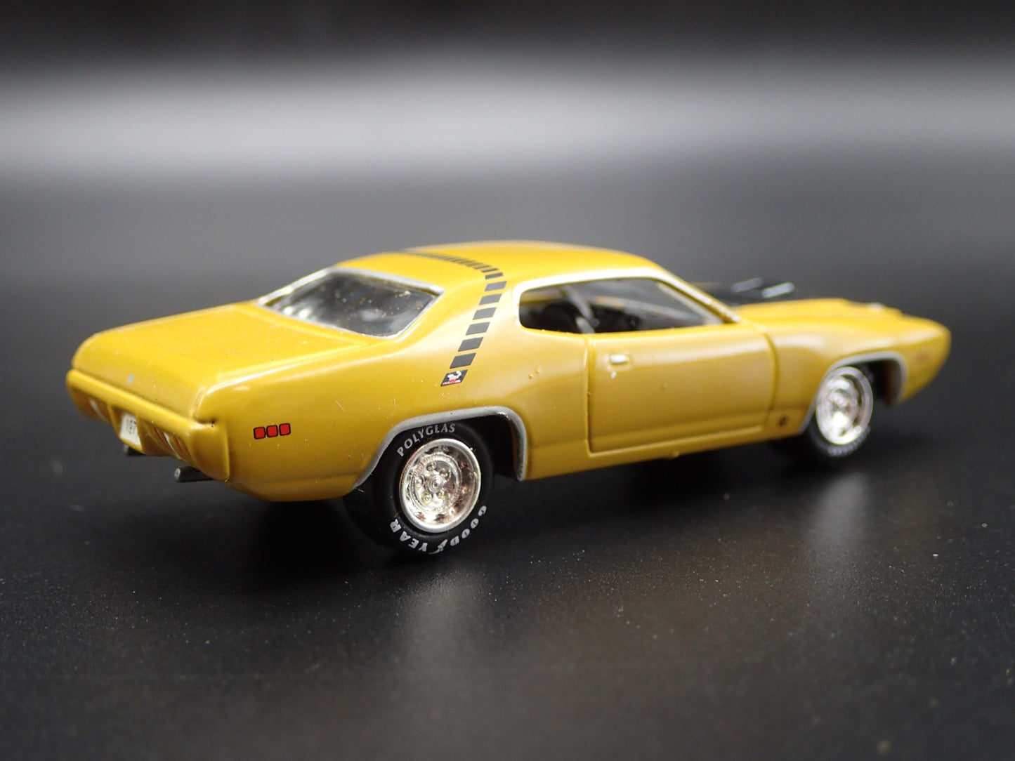 1971 71 PLYMOUTH ROAD RUNNER 1/64 SCALE COLLECTIBLE DIORAMA DIECAST MODEL CAR