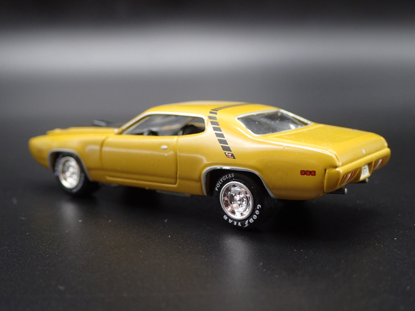 1971 71 PLYMOUTH ROAD RUNNER 1/64 SCALE COLLECTIBLE DIORAMA DIECAST MODEL CAR