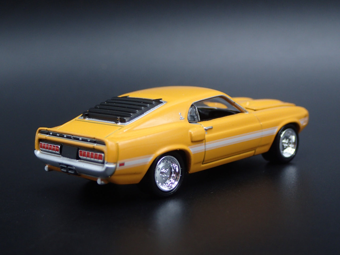 1969 69 FORD MUSTANG SHELBY GT500 COUPE 1/64 SCALE DIORAMA DIECAST MODEL CAR