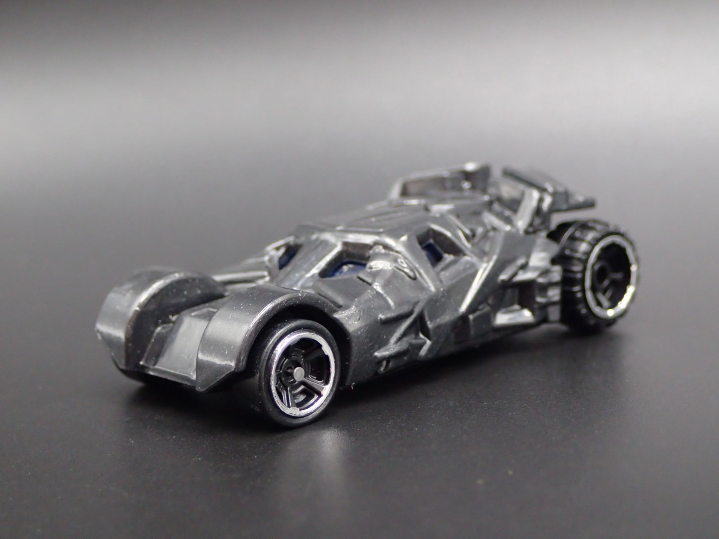 BATMAN BATMOBILE THE TUMBLER BATMAN BEGINS 1:64 SCALE DIORAMA DIECAST MODEL CAR