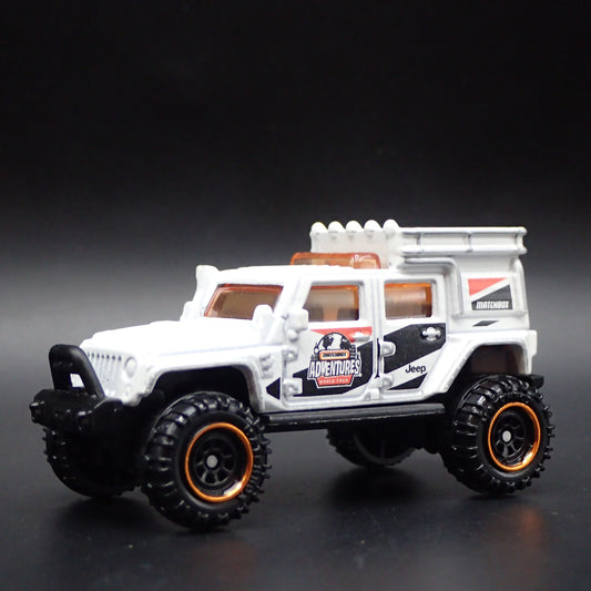 JEEP WRANGLER SUPERLIFT FOUR 4 DOOR WHITE 1:64 SCALE DIORAMA DIECAST MODEL CAR