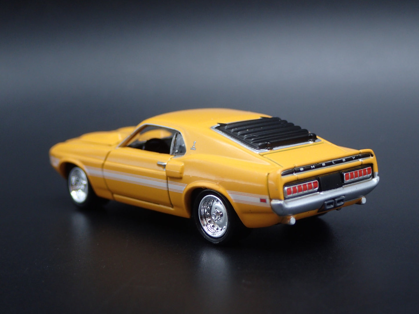 1969 69 FORD MUSTANG SHELBY GT500 COUPE 1/64 SCALE DIORAMA DIECAST MODEL CAR
