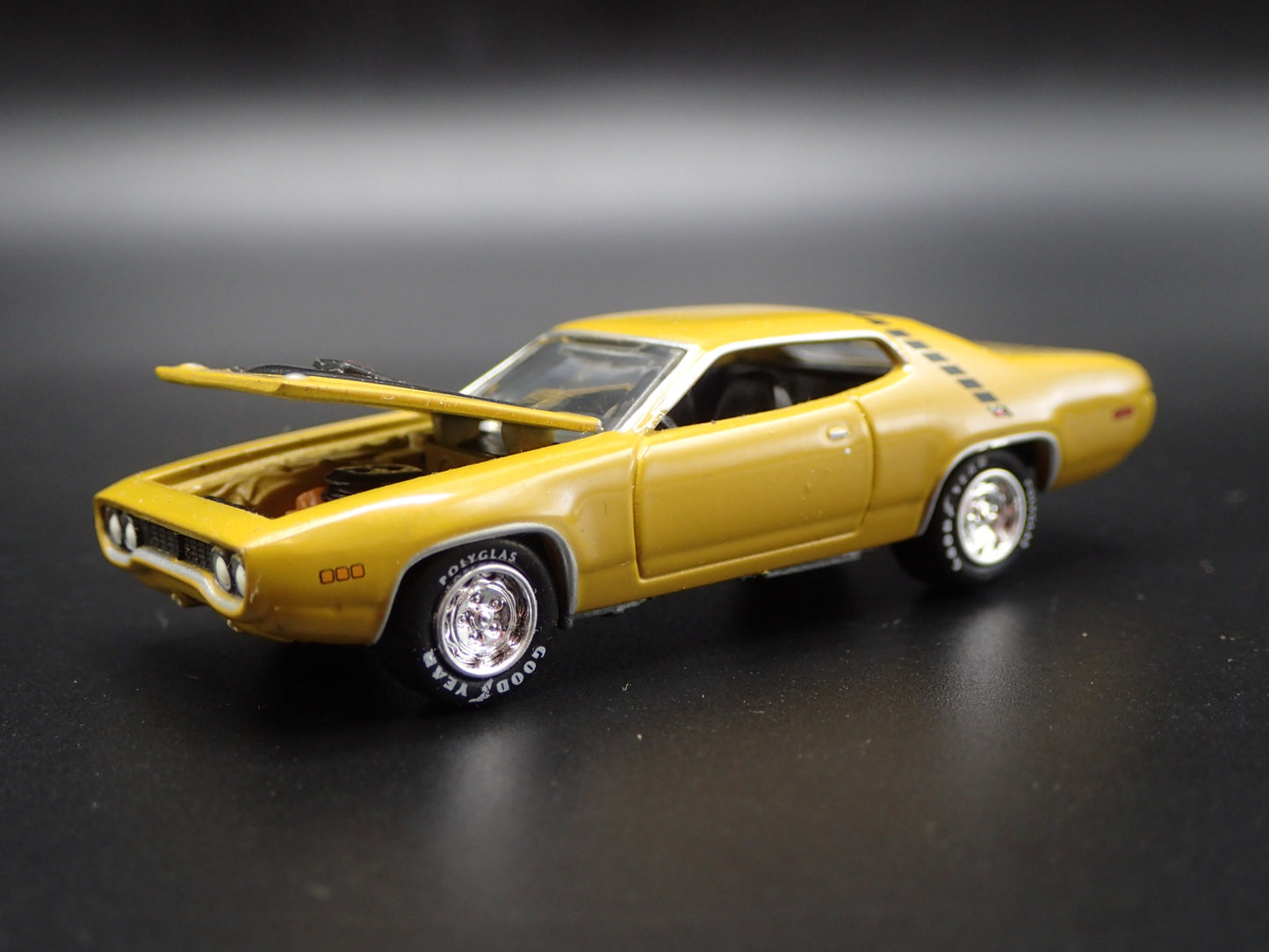 1971 71 PLYMOUTH ROAD RUNNER 1/64 SCALE COLLECTIBLE DIORAMA DIECAST MODEL CAR