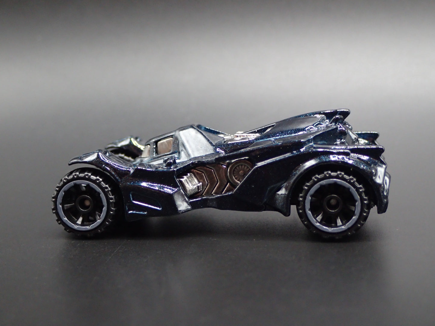 BATMAN ARKHAM KNIGHT BATMOBILE 1:64 SCALE COLLECTIBLE DIORAMA DIECAST MODEL CAR