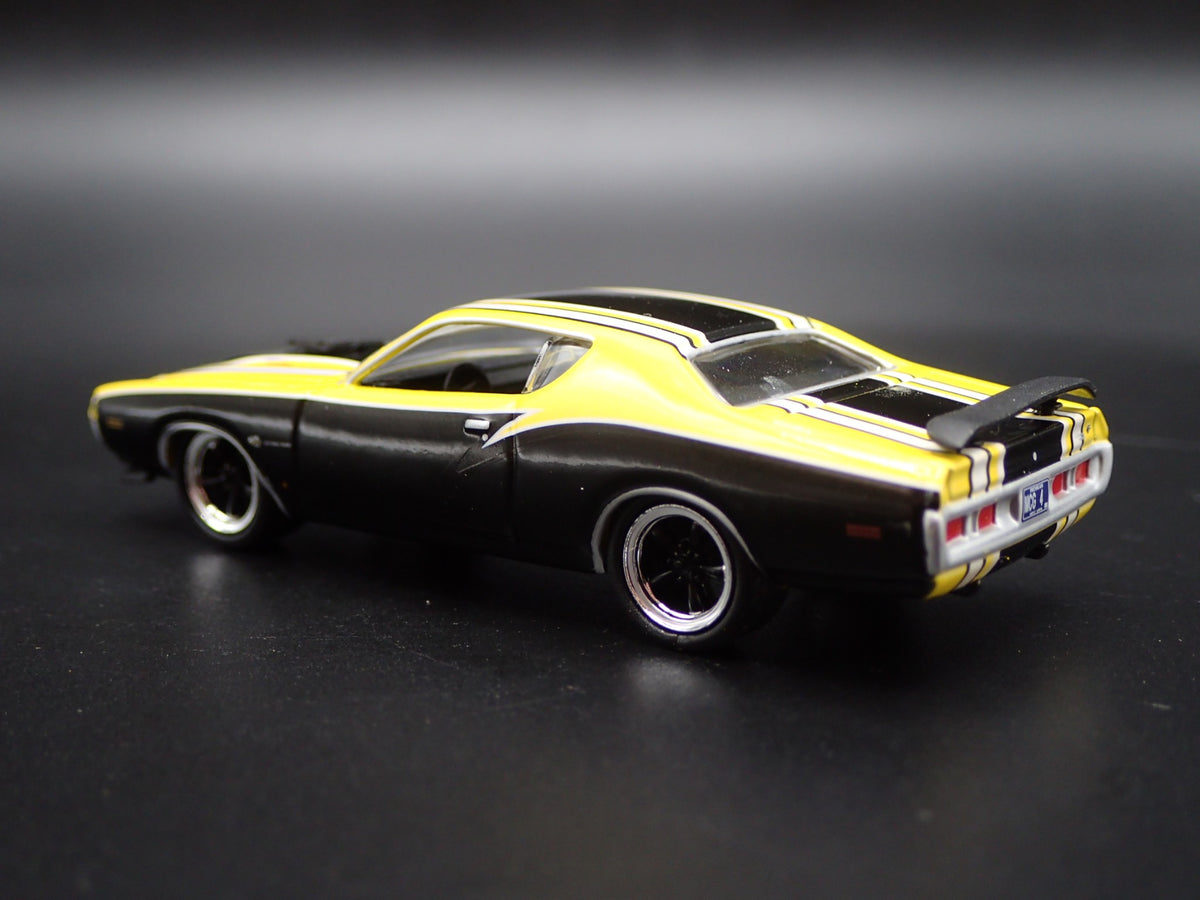 1971 71 DODGE CHARGER SUPER BEE 1:64 SCALE COLLECTIBLE DIORAMA DIECAST MODEL CAR-Burning Rubber Toy Company