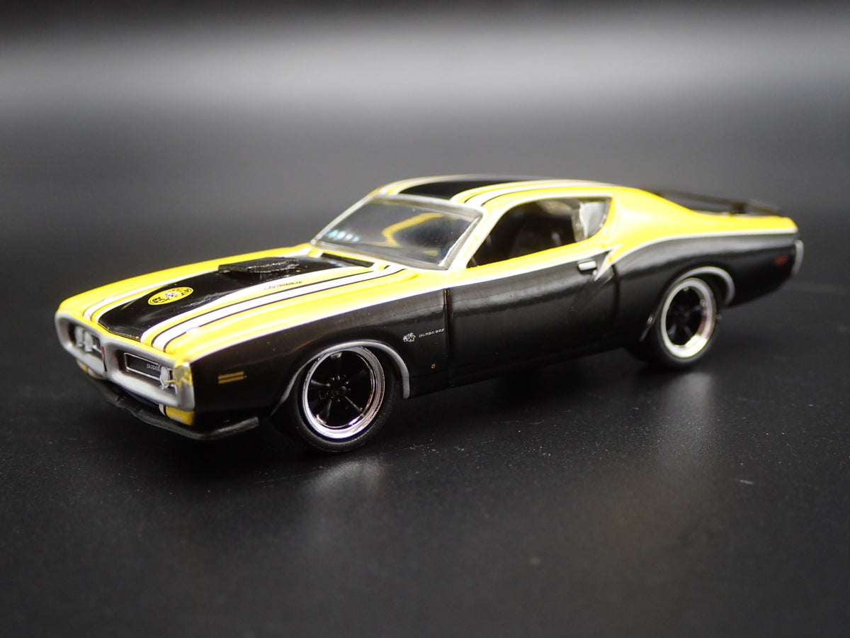 1971 71 DODGE CHARGER SUPER BEE 1:64 SCALE COLLECTIBLE DIORAMA DIECAST MODEL CAR-Burning Rubber Toy Company