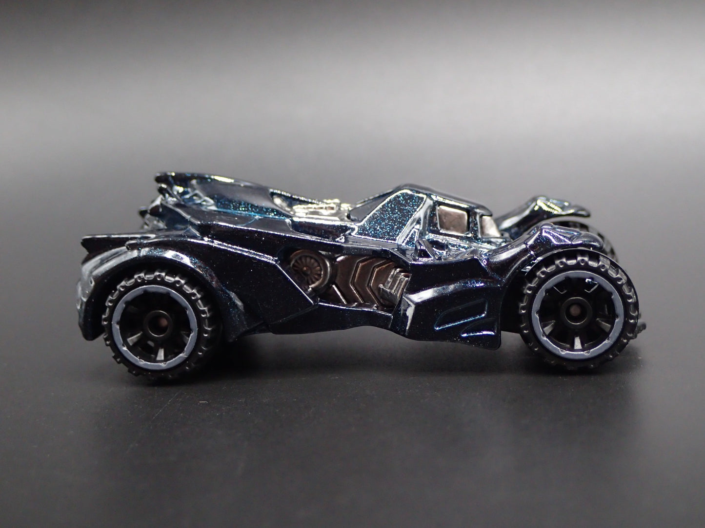 BATMAN ARKHAM KNIGHT BATMOBILE 1:64 SCALE COLLECTIBLE DIORAMA DIECAST MODEL CAR