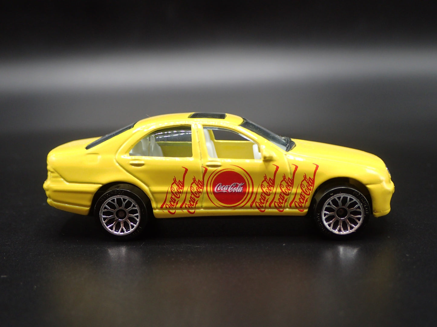1998-2005 MERCEDES-BENZ S500 COKE COCA COLA 1:64 SCALE DIORAMA DIECAST MODEL CAR
