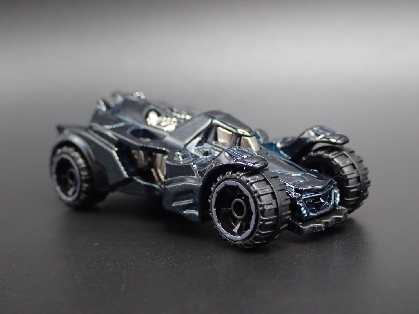 BATMAN ARKHAM KNIGHT BATMOBILE 1:64 SCALE COLLECTIBLE DIORAMA DIECAST MODEL CAR