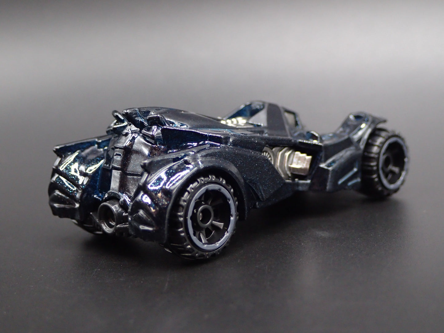 BATMAN ARKHAM KNIGHT BATMOBILE 1:64 SCALE COLLECTIBLE DIORAMA DIECAST MODEL CAR