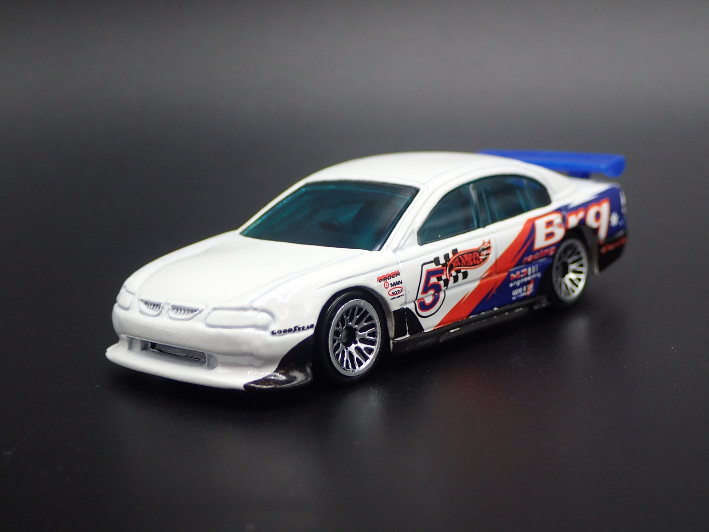 1997-2000 HOLDEN SS COMMODORE VT WHITE 1:64 SCALE COLLECTIBLE DIECAST MODEL CAR