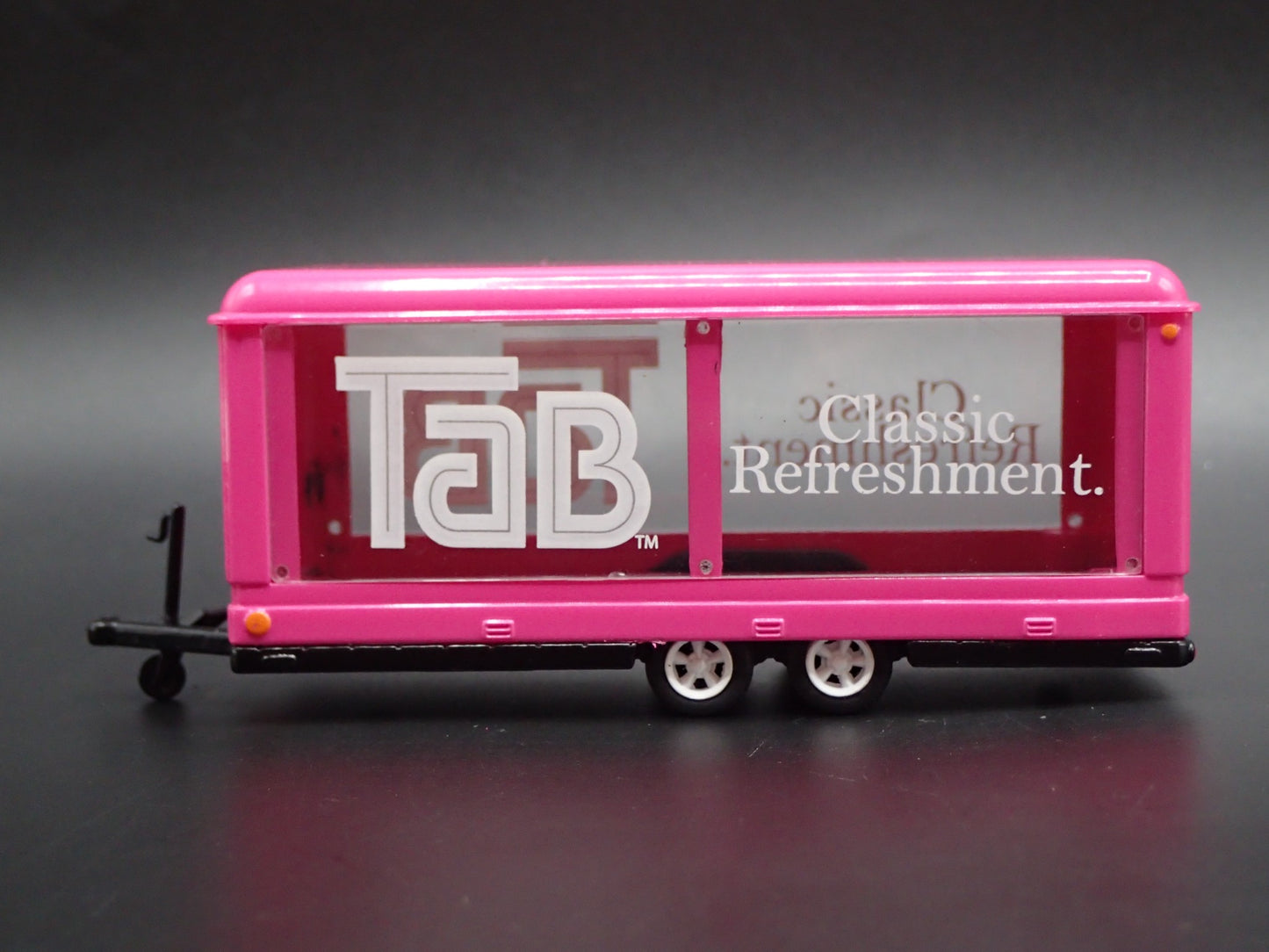 ENCLOSED GLASS CAR DISPLAY TRAILER TAB COLA 1:64 SCALE DIORAMA DIECAST MODEL CAR
