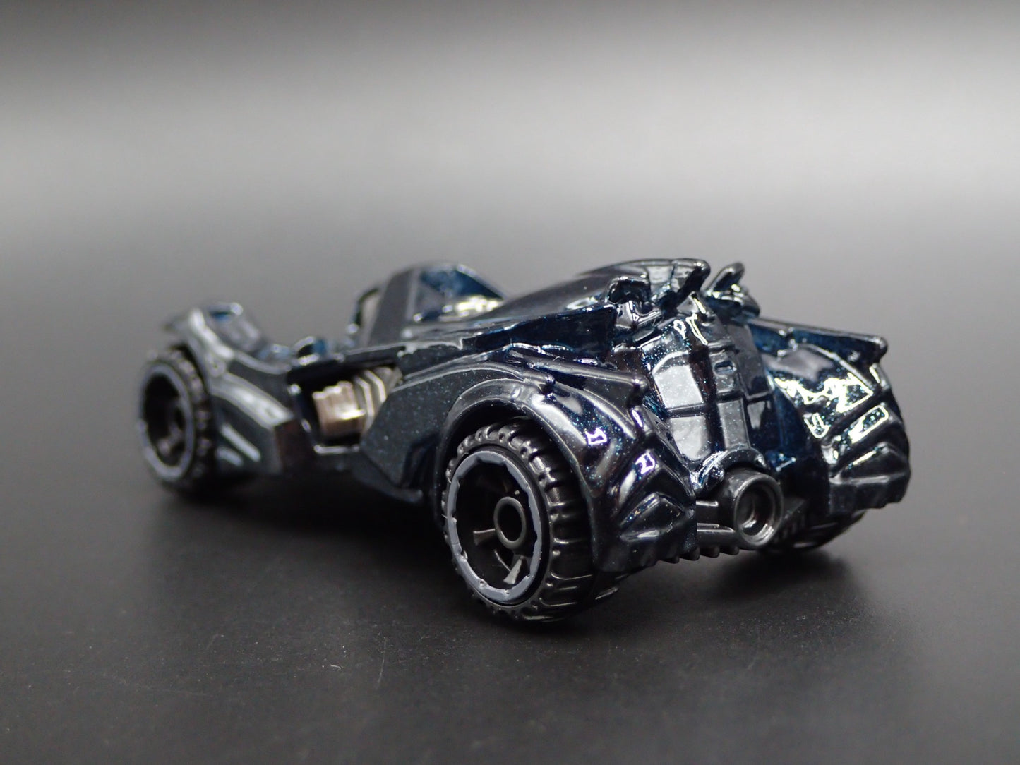 BATMAN ARKHAM KNIGHT BATMOBILE 1:64 SCALE COLLECTIBLE DIORAMA DIECAST MODEL CAR