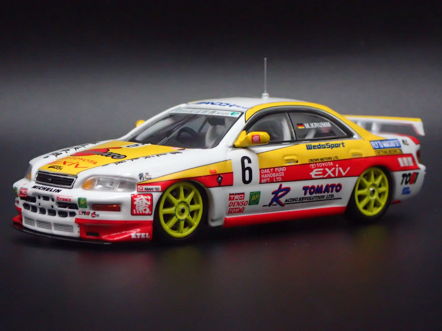 TOYOTA CORONA EXIV #6 TEAM BANDOH 1997 1/64 SCALE DIORAMA DIECAST MODEL CAR