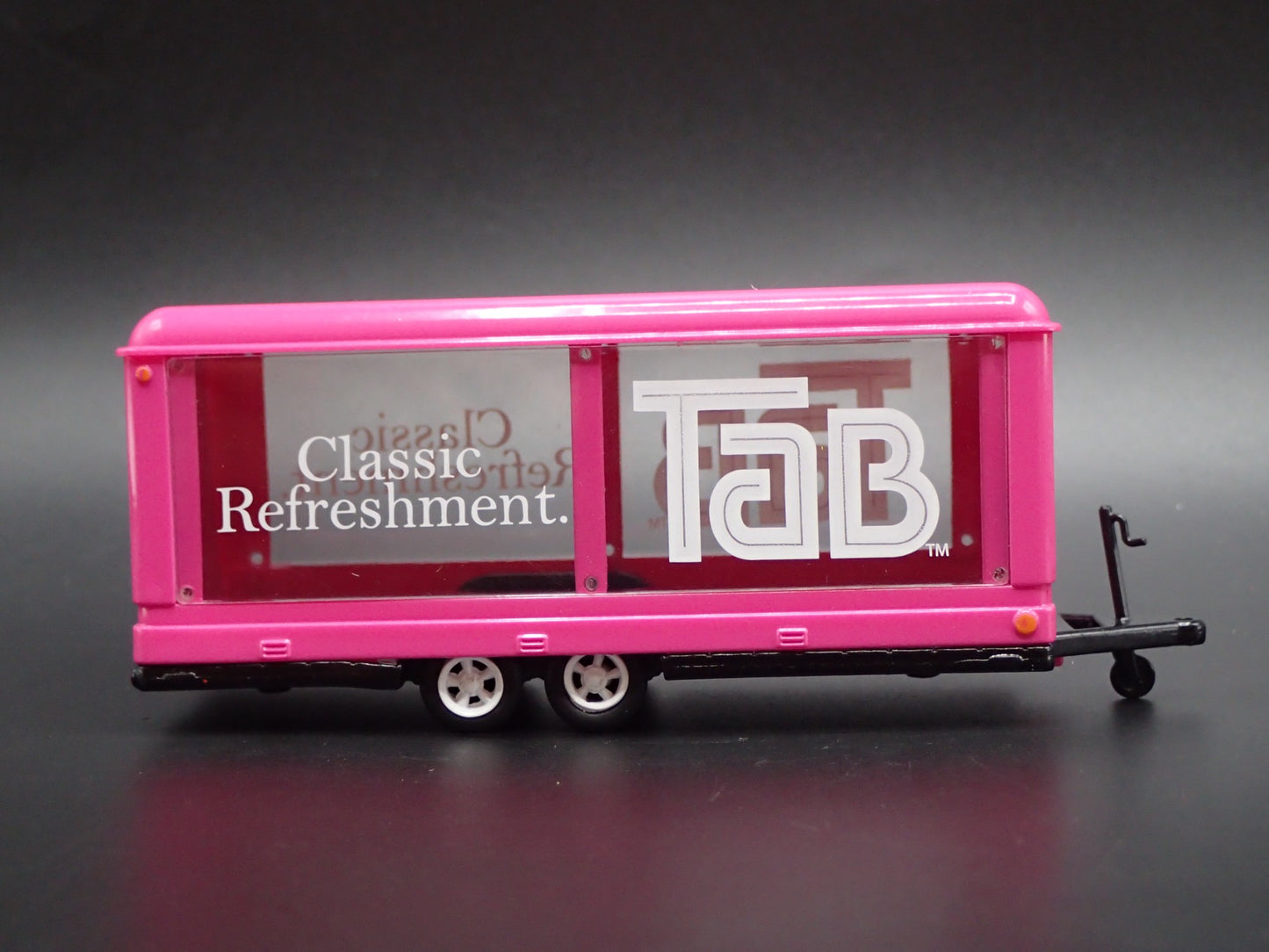 ENCLOSED GLASS CAR DISPLAY TRAILER TAB COLA 1:64 SCALE DIORAMA DIECAST MODEL CAR