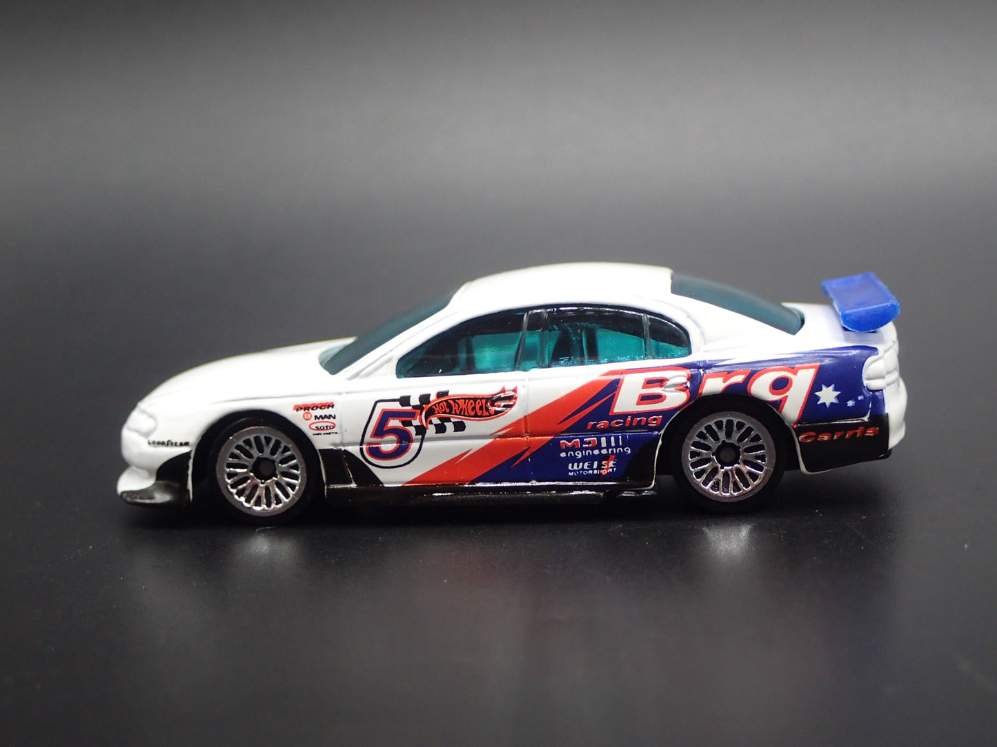 1997-2000 HOLDEN SS COMMODORE VT WHITE 1:64 SCALE COLLECTIBLE DIECAST MODEL CAR