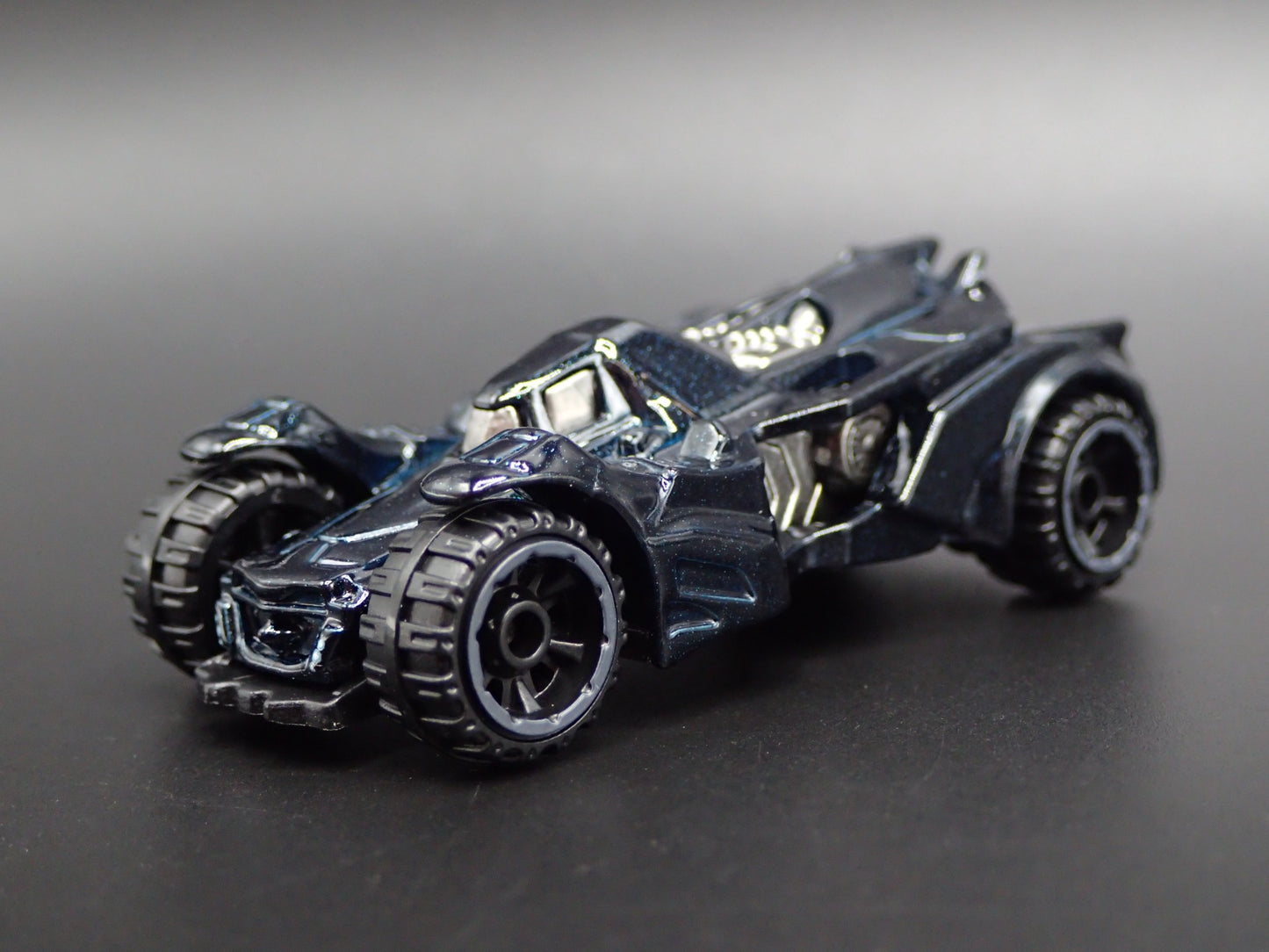 BATMAN ARKHAM KNIGHT BATMOBILE 1:64 SCALE COLLECTIBLE DIORAMA DIECAST MODEL CAR