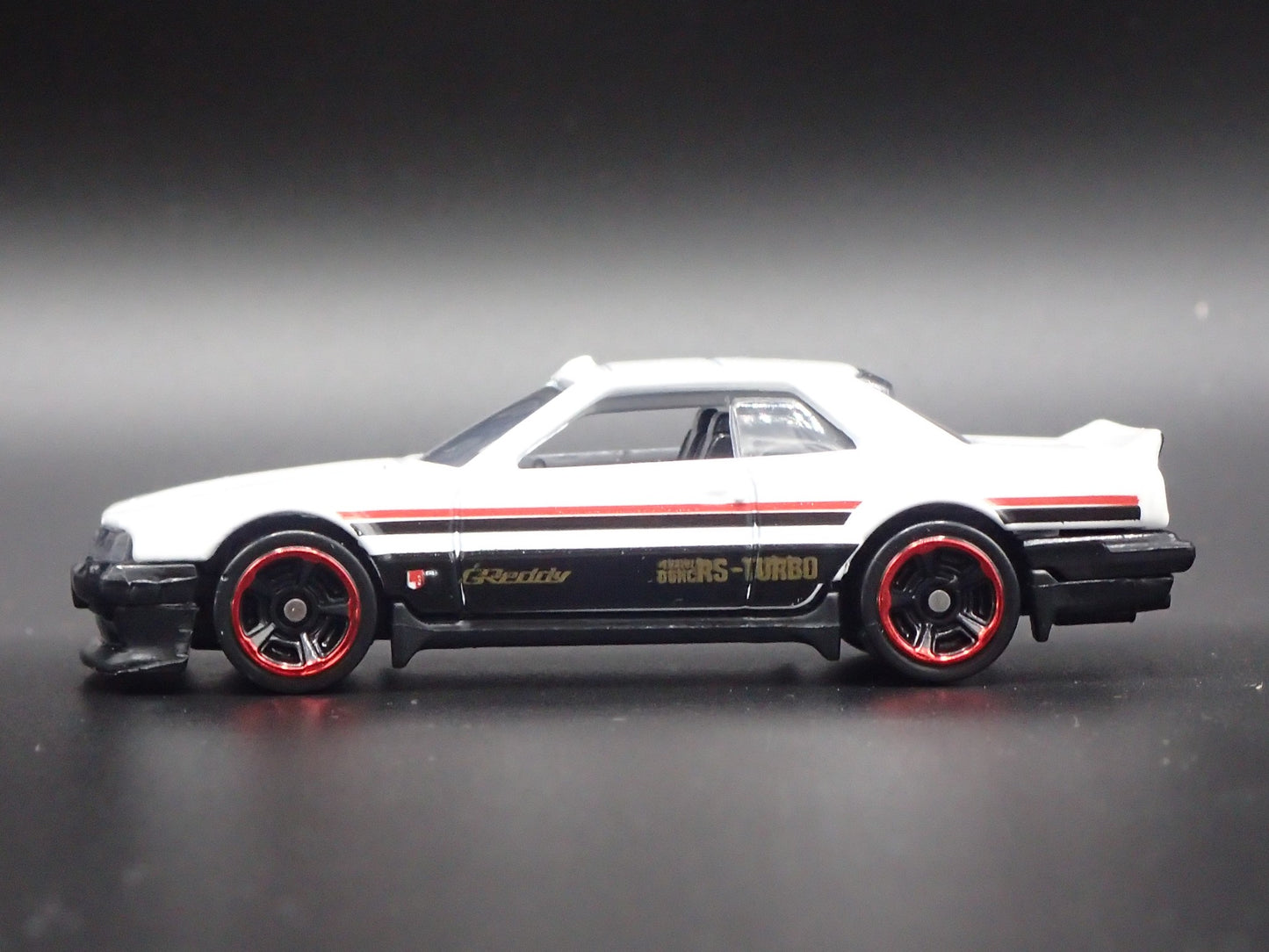 1981-1985 NISSAN SKYLINE RS KDR30 WHITE 1:64 SCALE COLLECTIBLE DIECAST MODEL CAR