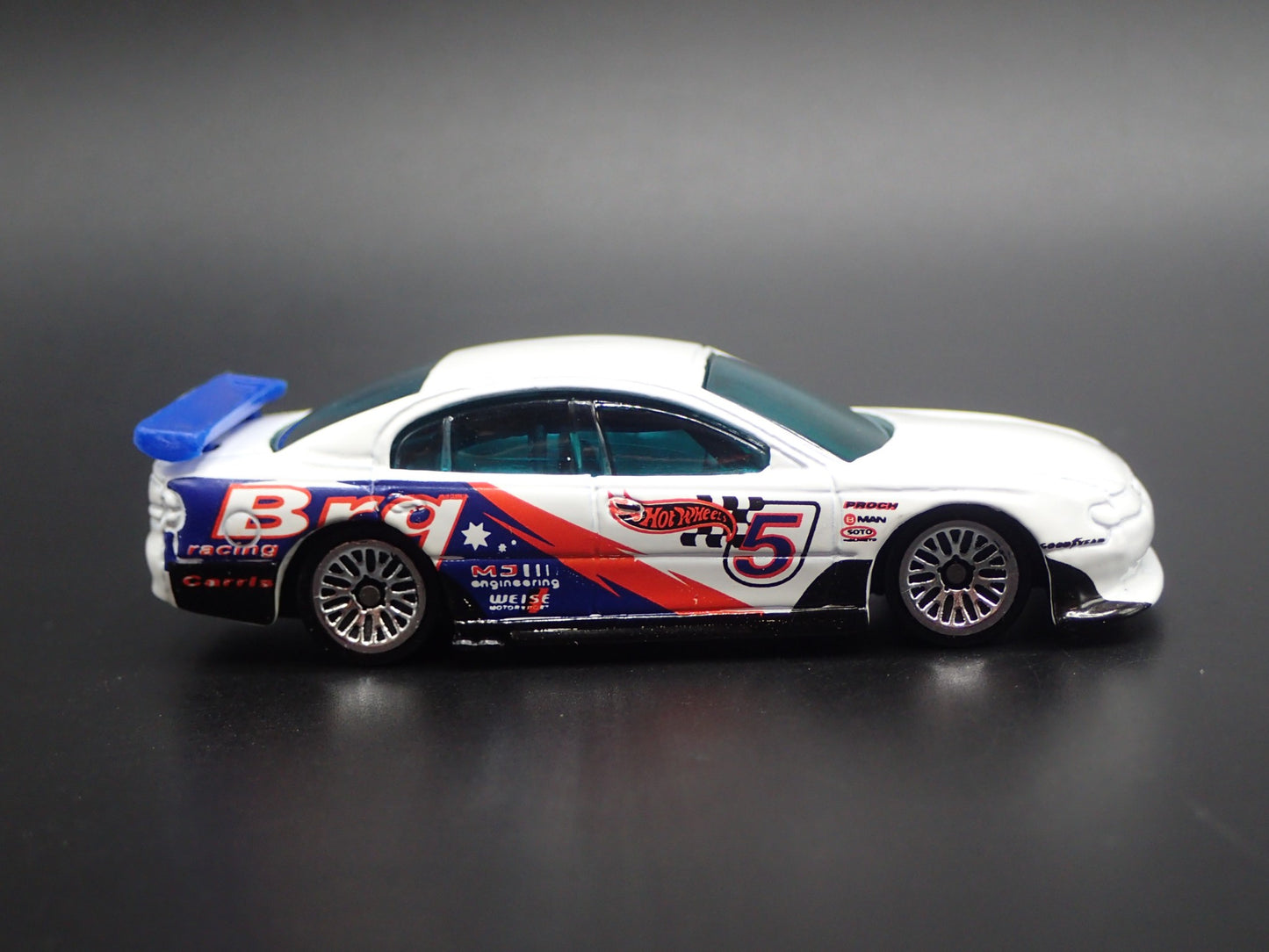 1997-2000 HOLDEN SS COMMODORE VT WHITE 1:64 SCALE COLLECTIBLE DIECAST MODEL CAR