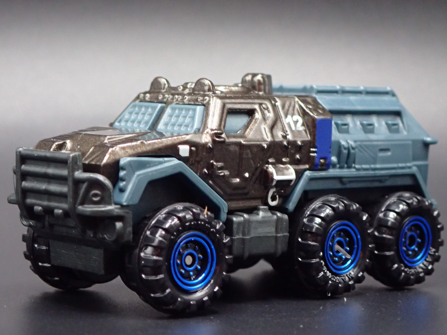 ARMORED MILITARY TRUCK JURASSIC WORLD RARE 1:64 SCALE DIORAMA DIECAST MODEL CAR