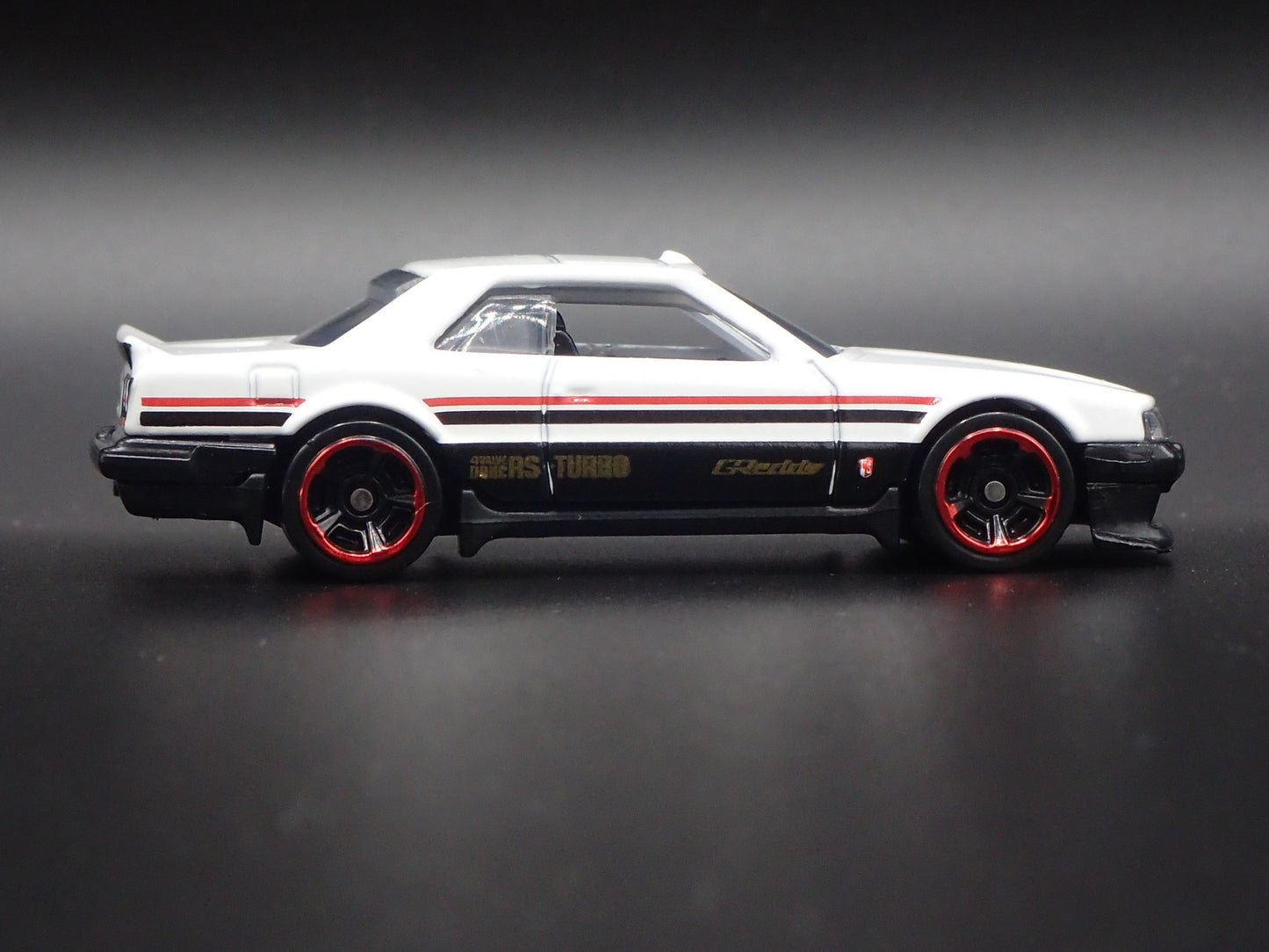 1981-1985 NISSAN SKYLINE RS KDR30 WHITE 1:64 SCALE COLLECTIBLE DIECAST MODEL CAR