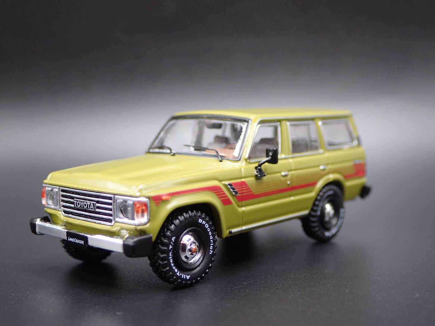 1980 - 1990 TOYOTA LAND CRUISER FJ60 SUV 1/64 SCALE DIORAMA DIECAST MODEL CAR