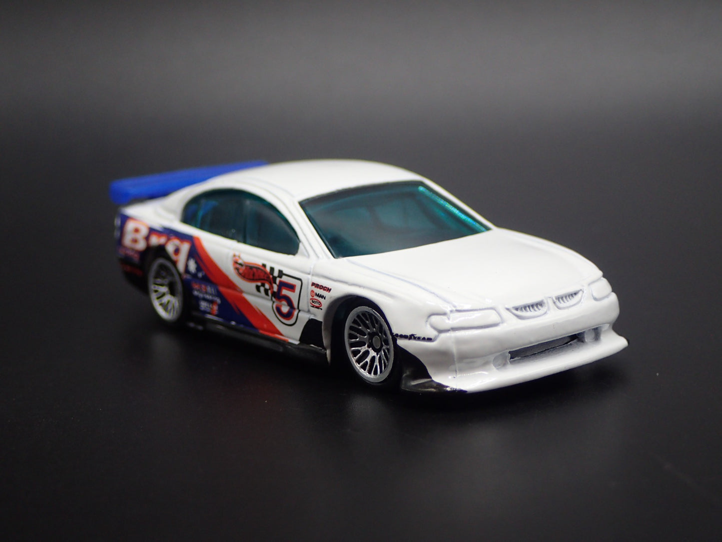 1997-2000 HOLDEN SS COMMODORE VT WHITE 1:64 SCALE COLLECTIBLE DIECAST MODEL CAR