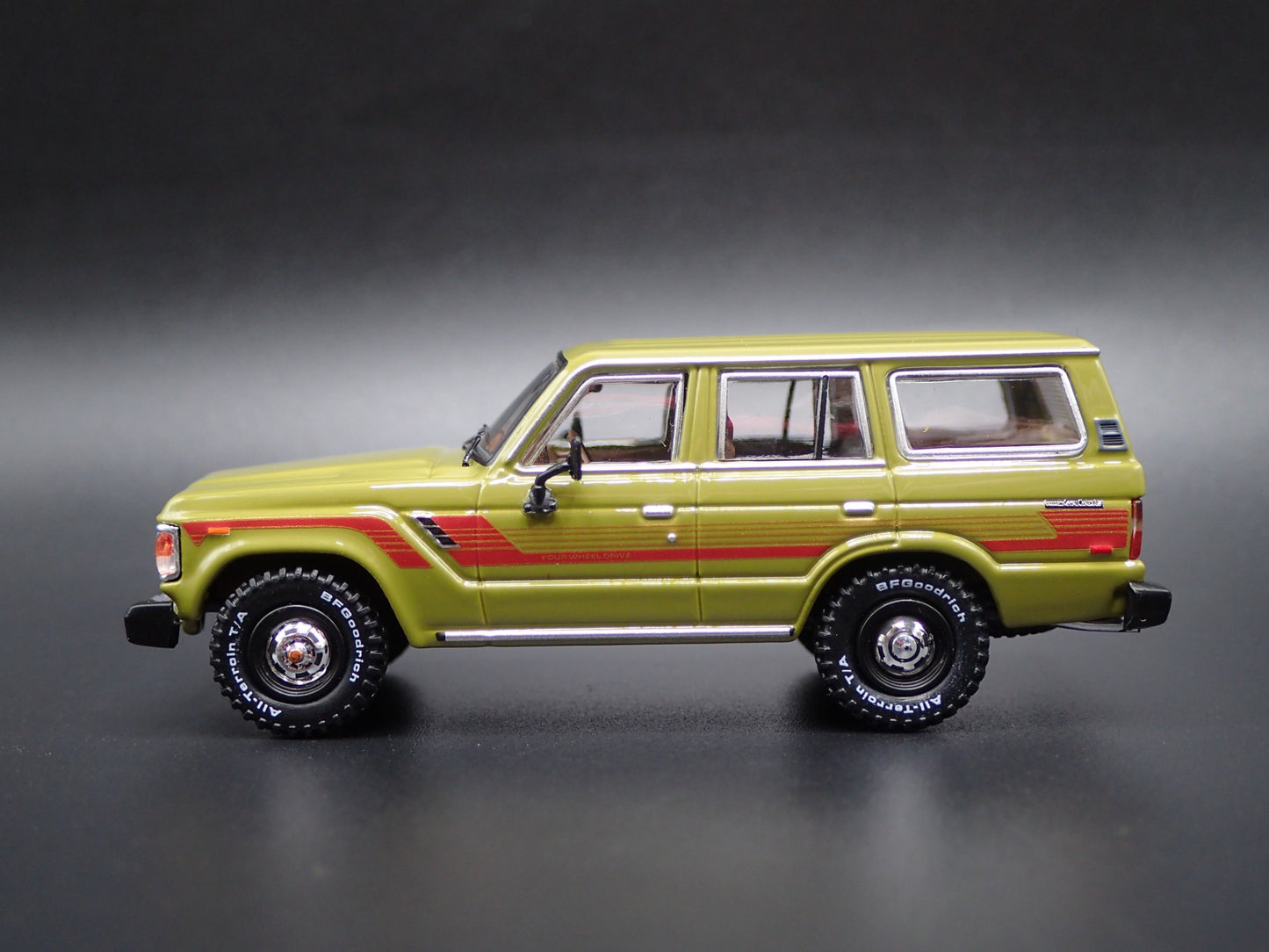 1980 - 1990 TOYOTA LAND CRUISER FJ60 SUV 1/64 SCALE DIORAMA DIECAST MODEL CAR