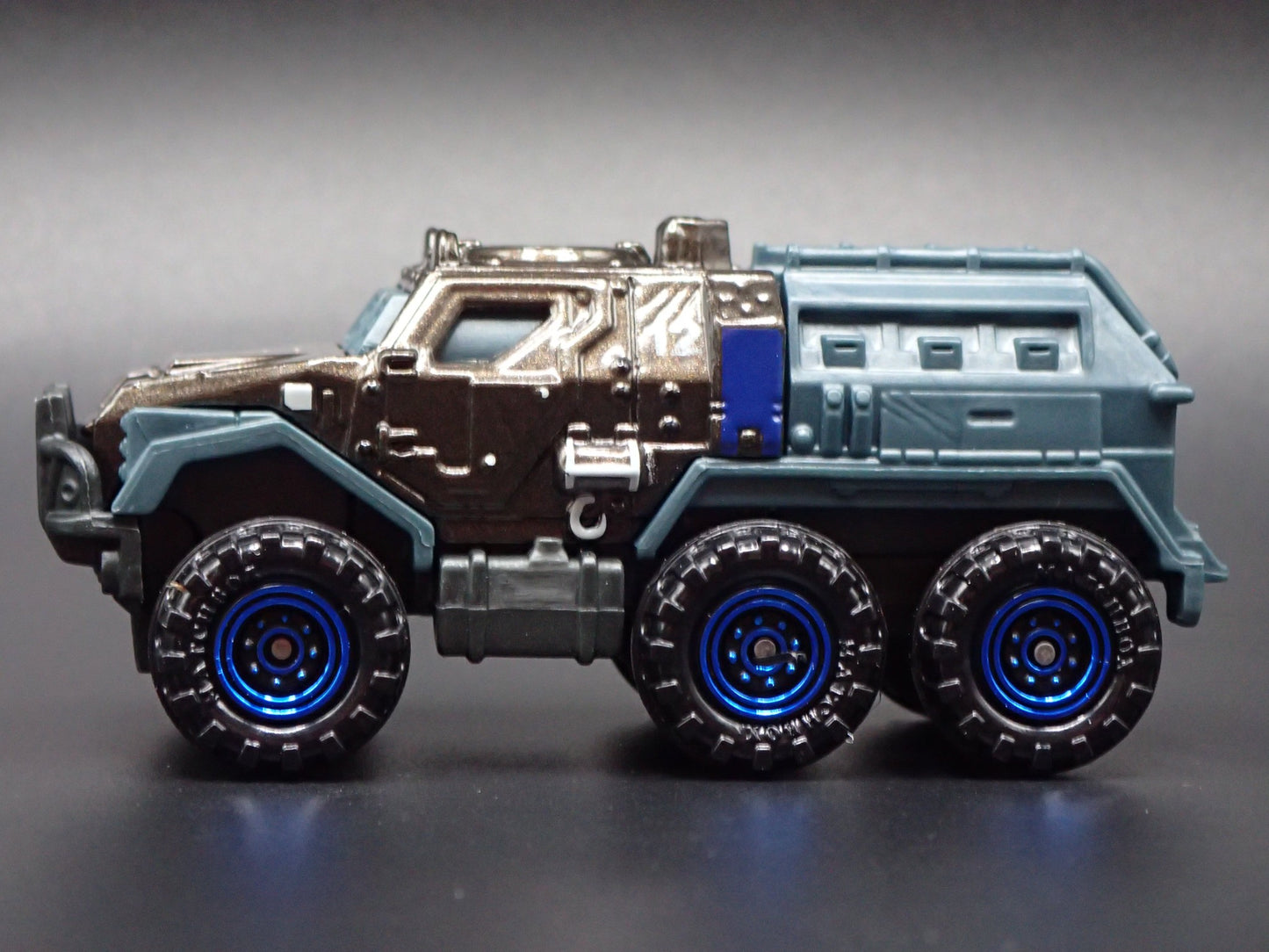 ARMORED MILITARY TRUCK JURASSIC WORLD RARE 1:64 SCALE DIORAMA DIECAST MODEL CAR