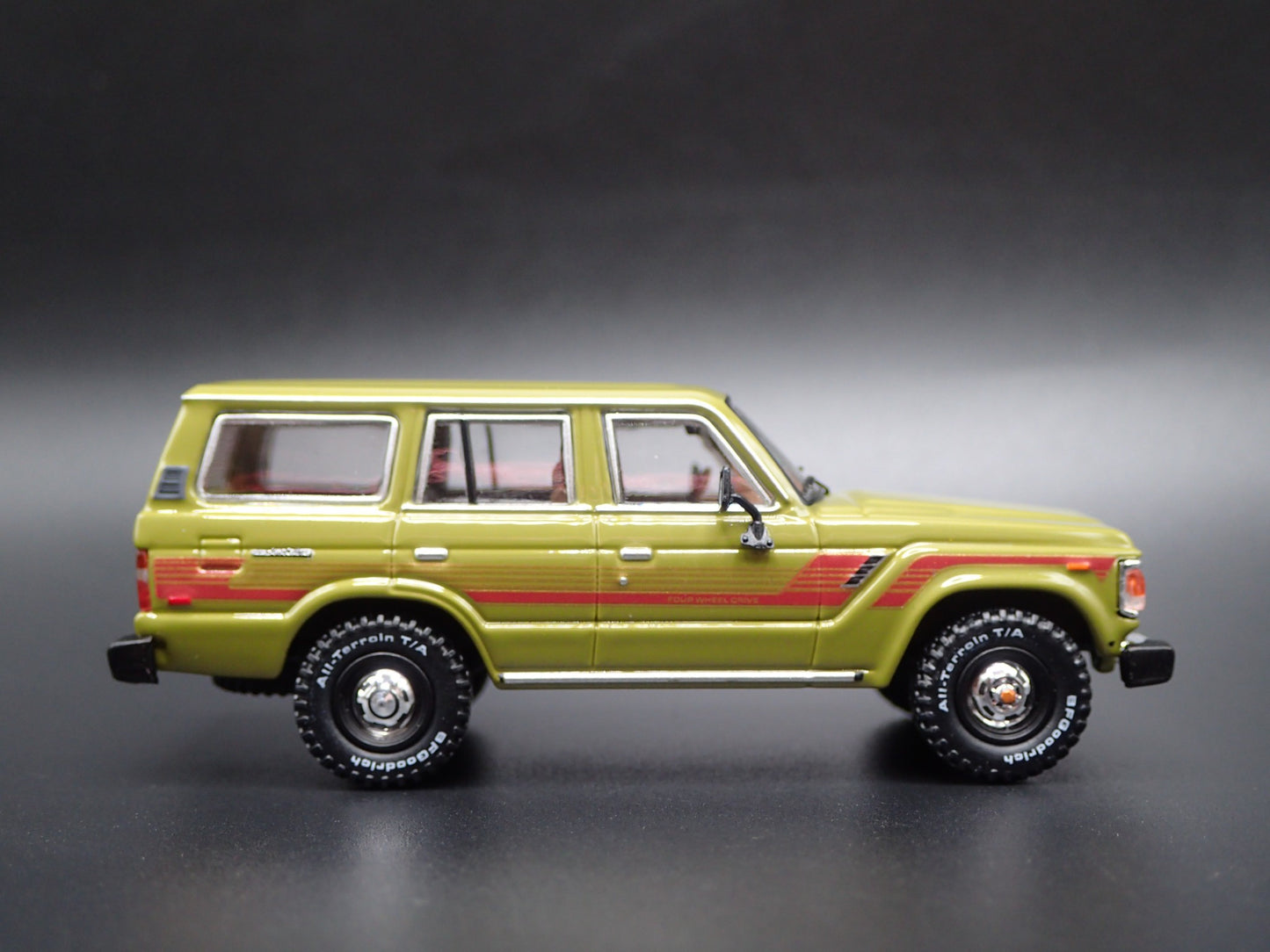 1980 - 1990 TOYOTA LAND CRUISER FJ60 SUV 1/64 SCALE DIORAMA DIECAST MODEL CAR