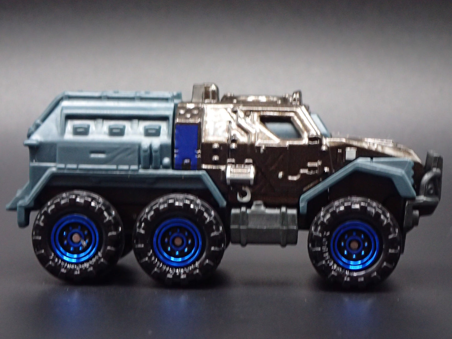 ARMORED MILITARY TRUCK JURASSIC WORLD RARE 1:64 SCALE DIORAMA DIECAST MODEL CAR